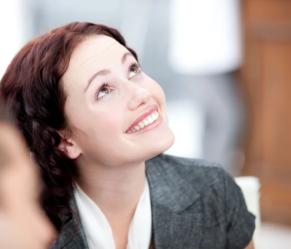 Retrato de uma mulher de negócios radiante sorrindo — Fotografia de Stock