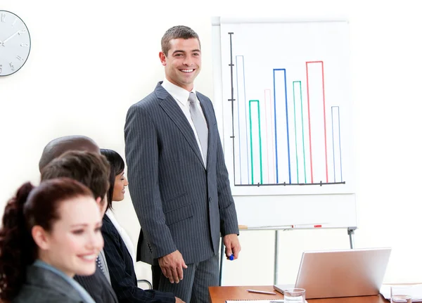 Vertrouwen zakenman bezig met een presentatie — Stockfoto