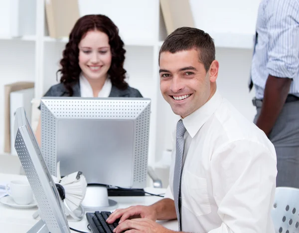 微笑在计算机工作的年轻商业 — 图库照片