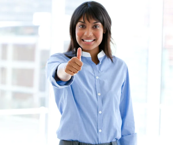Szczęśliwa kobieta executive z kciuk stojący — Zdjęcie stockowe