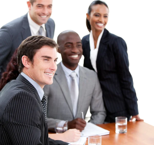 Affari multietnici fiduciosi in una riunione — Foto Stock