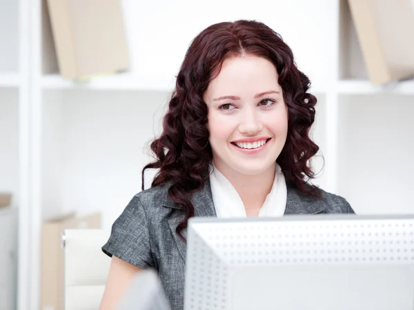 Jolly zakenvrouw werkt op een computer — Stockfoto