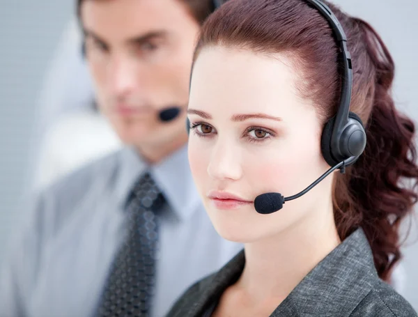 Representantes de servicio al cliente asertivos en una línea — Foto de Stock