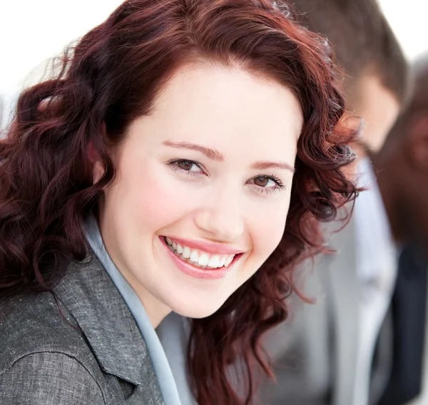Närbild av en buinesswoman som ler mot kameran i ett möte — Stockfoto