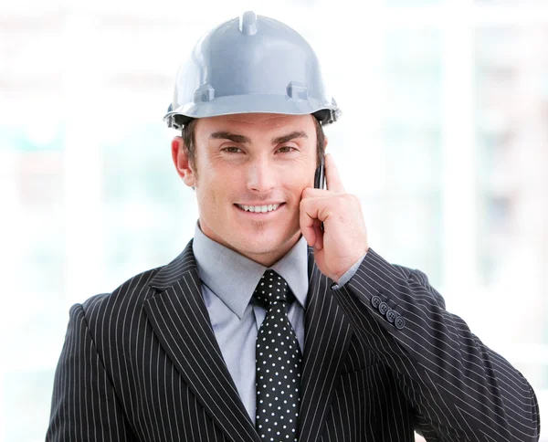 Retrato de um arquiteto masculino confiante no telefone — Fotografia de Stock