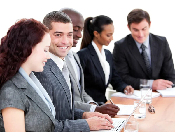 Negócios multiétnicos assertivos em uma reunião — Fotografia de Stock