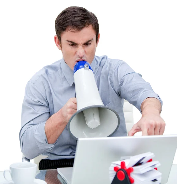 Hombre de negocios furioso gritando a través de un megáfono sentado en su d — Foto de Stock