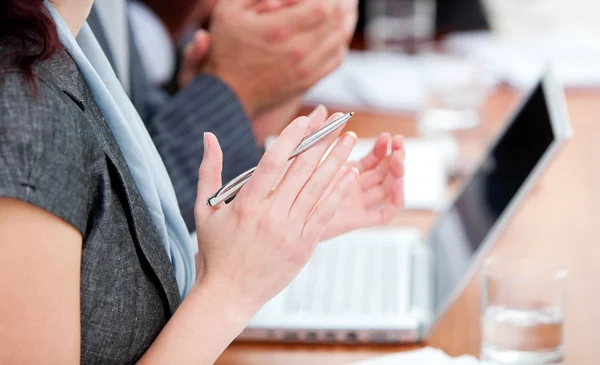 Primer plano de la empresa aplaudiendo una buena presentación — Foto de Stock