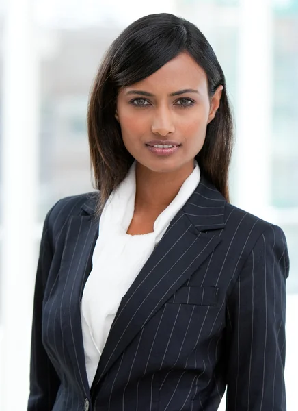 Portret van een charmante zakenvrouw permanent — Stockfoto