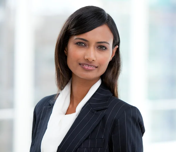 Portret van een vertrouwen zakenvrouw permanent — Stockfoto