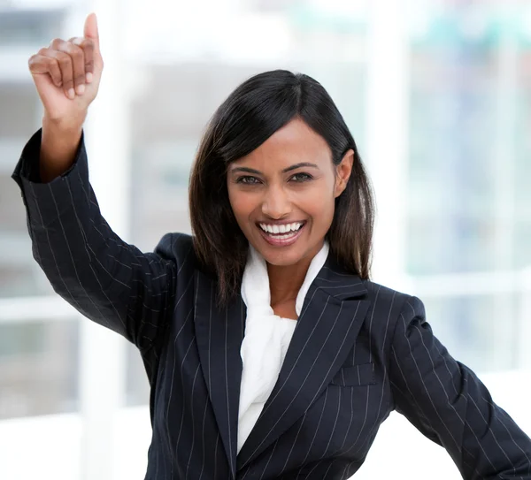 Успешная деловая женщина с большим пальцем вверх стоя — стоковое фото