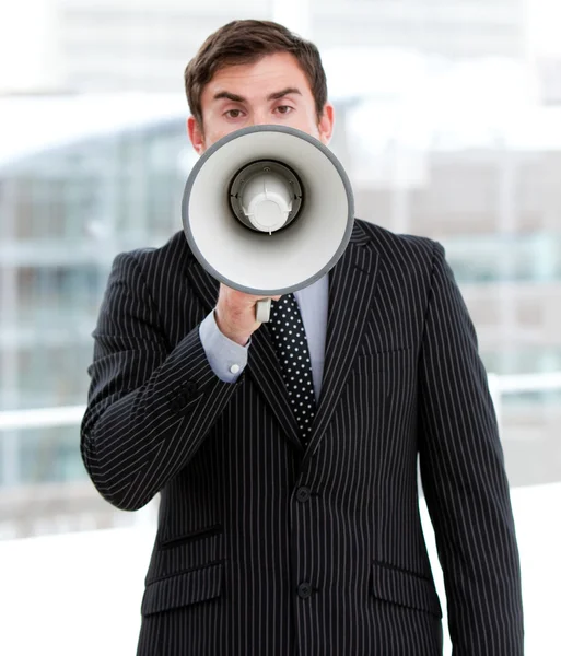 Empresário stressado a gritar através de um megafone — Fotografia de Stock