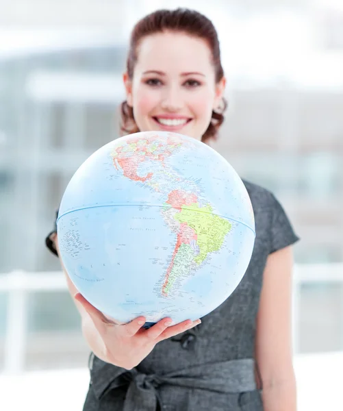 Påstridig affärskvinna innehar en terrestrial globe — Stockfoto