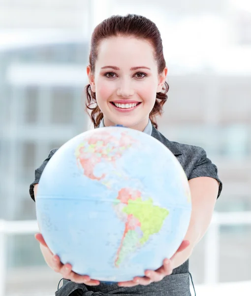 Karismatisk affärskvinna innehar en terrestrial globe — Stockfoto