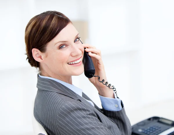 Αυτοπεποίθηση επιχειρηματίας στο τηλέφωνο που κάθεται στο γραφείο της — Φωτογραφία Αρχείου