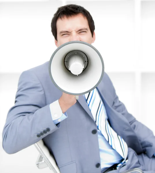 Woedend jonge zakenman schreeuwen via een megafoon — Stockfoto
