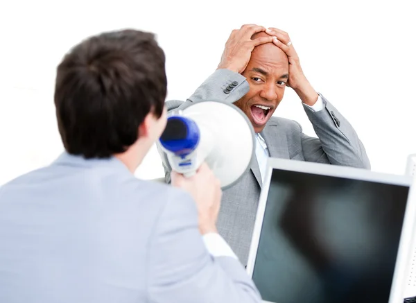 Caucasien homme d'affaires crier à travers un mégaphone — Photo