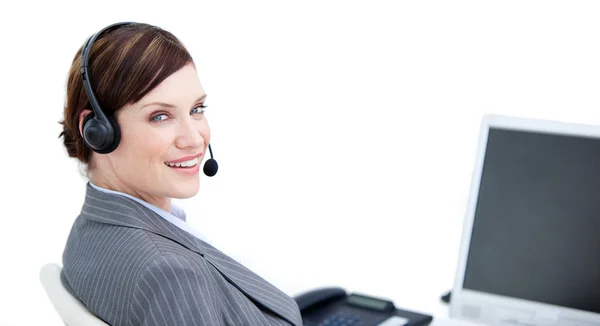 Vertrouwen zakenvrouw met hoofdtelefoon op zit op haar Bureau — Stockfoto