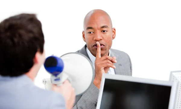 Un hombre de negocios confiado pidiendo silece mientras su colega grita — Foto de Stock