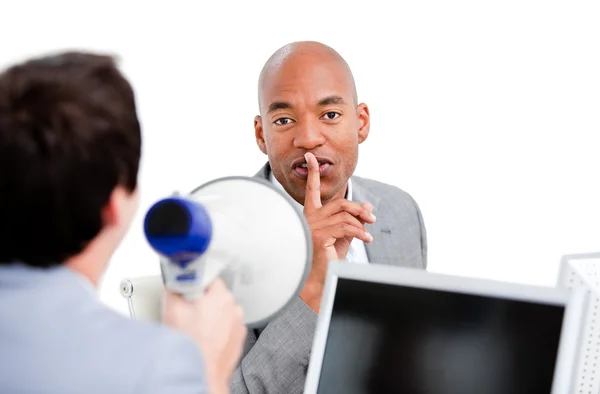 Empresário afro-americano pedindo silece enquanto seu colega — Fotografia de Stock