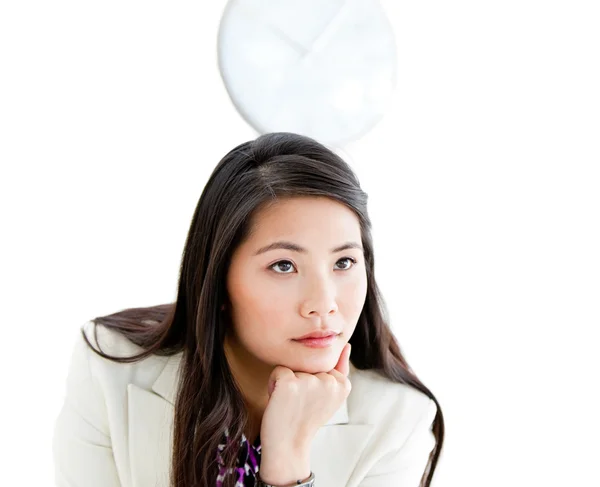 Retrato de uma empresária asiática pensativa — Fotografia de Stock