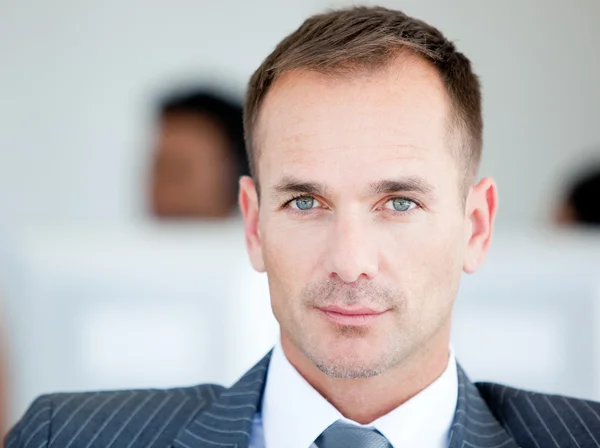 Handsome businessman looking at the camera — Stock Photo, Image