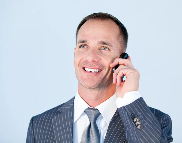 Un bell'uomo d'affari che parla al telefono — Foto Stock