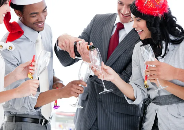 Equipe de negócios bebendo champanhe para celebrar o Natal — Fotografia de Stock