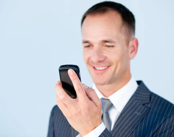 Empresário autoconfiante enviando uma mensagem com seu telefone — Fotografia de Stock