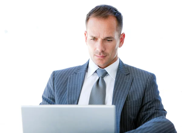 Stilig affärsman med sin laptop — Stockfoto