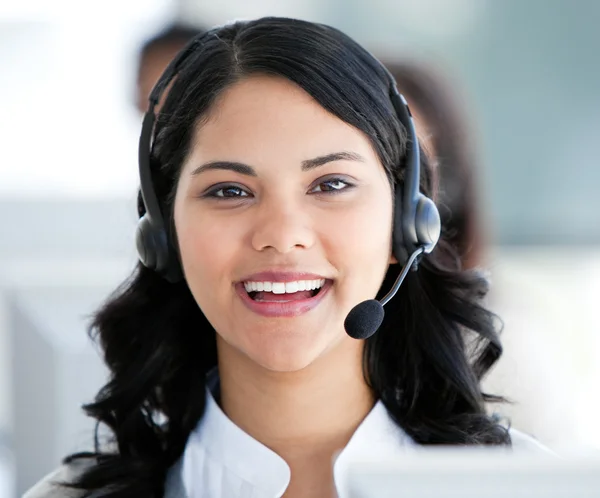 Mulher de negócios bonita usando um fone de ouvido para conversar com o cliente — Fotografia de Stock