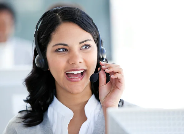 Beautiful businesswoman talking with clients in front of her com — Stock Photo, Image