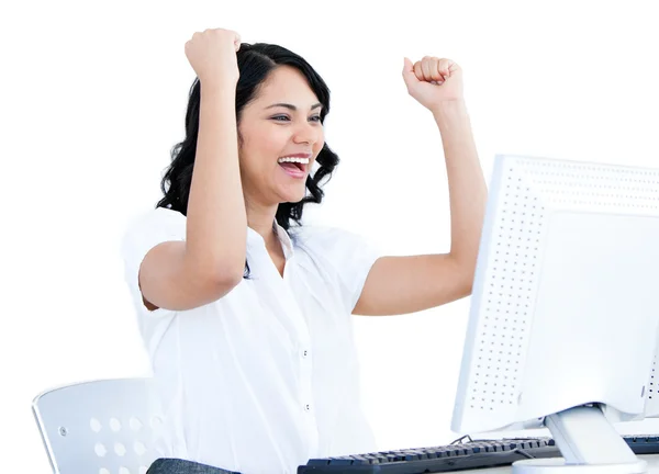 Positive Geschäftsfrau, die vor ihrem Rechner die Luft anschlägt — Stockfoto