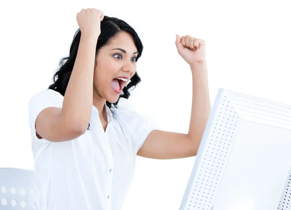 Enthousiastic businesswoman punching the air in front of her com — Stock Photo, Image