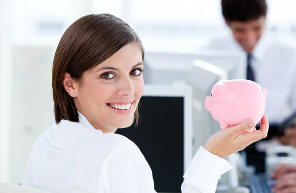 Glad affärskvinna innehar en piggybank — Stockfoto