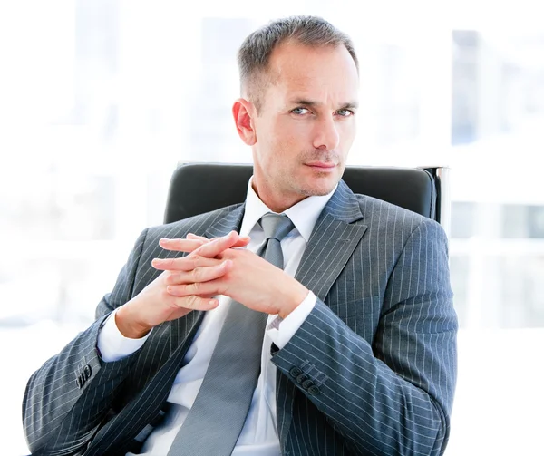 Self-assured businessman looking at the camera — Stock Photo, Image