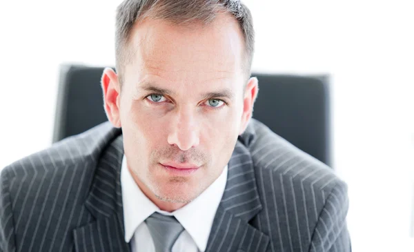 Portrait of an attractive businessman looking at the camera — Stock Photo, Image