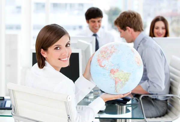 Vertrouwen zakenvrouw houden een globe — Stockfoto