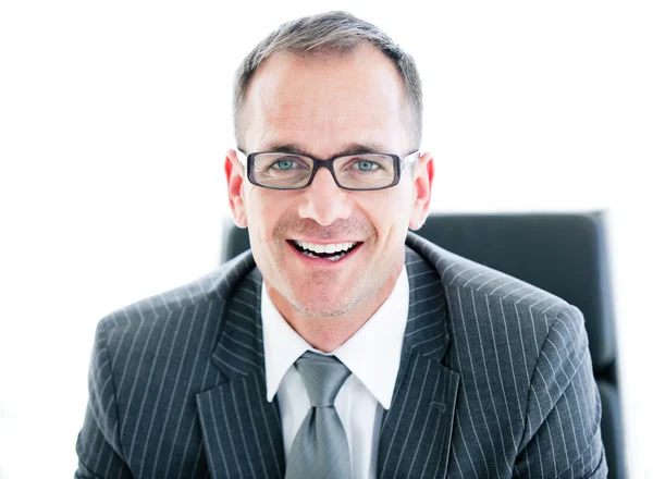 Porträt eines attraktiven Geschäftsmannes mit Brille — Stockfoto