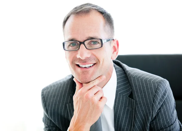 Retrato de um empresário sorridente usando óculos — Fotografia de Stock