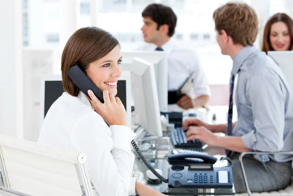 Entusiastiskt affärskvinna talar till telefonen — Stockfoto