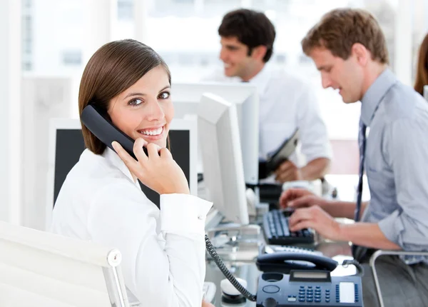 Smiling businesswoman talking to the phone — Stock Photo, Image