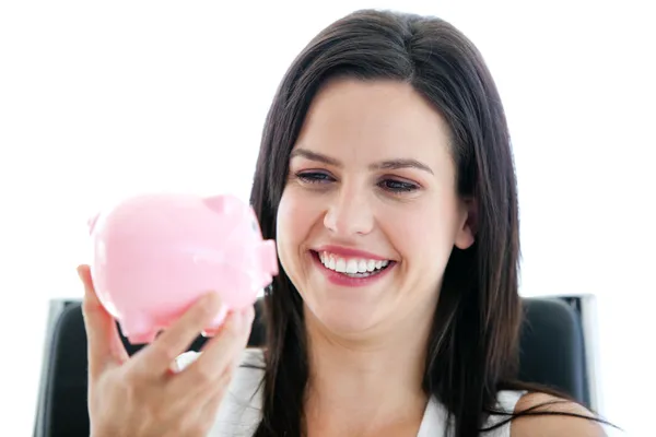 Smějící se podnikatelka drží prasátko — Stock fotografie