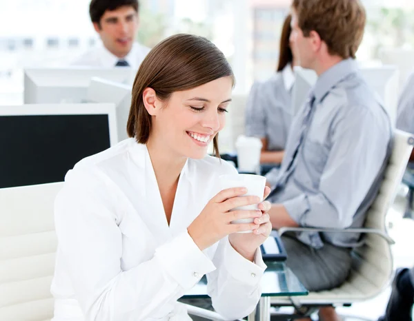 Усміхнена бізнес-леді тримає чашку кави — стокове фото