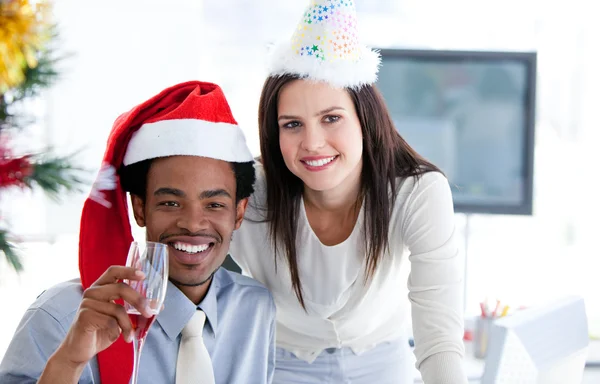 Partner commerciali che bevono per festeggiare il Natale — Foto Stock