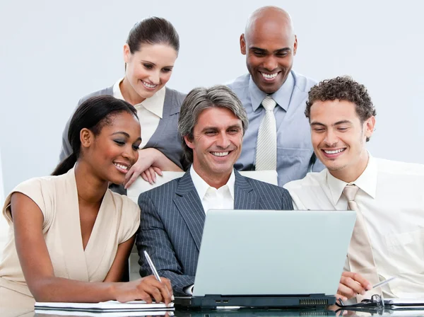 看着笔记本电脑的快乐混合的 businessteam — 图库照片
