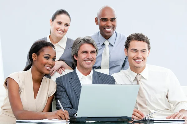 Sorrindo internacionalmentevapor trabalhando com no laptop — Fotografia de Stock