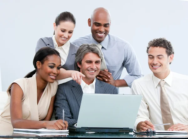 看着笔记本电脑的快乐国际 businessteam — 图库照片