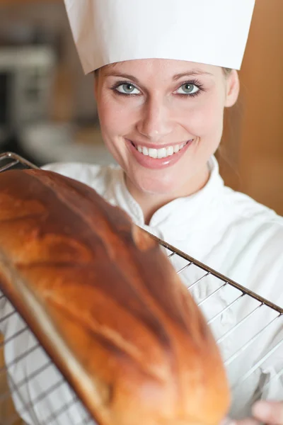 Mujer sonriente cocinera horneando pan — Foto de Stock