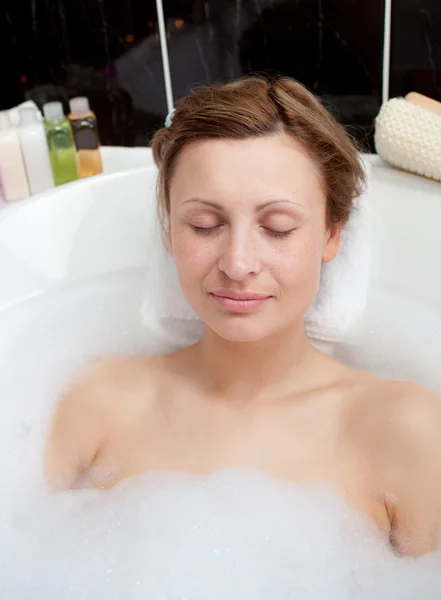 Mulher bonita relaxante em um banho de espuma — Fotografia de Stock